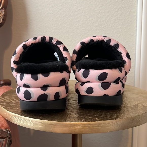 UGG Maxi Slides, pink leopard platform puff, black lambs wool, size 7 women’s - Picture 9 of 13